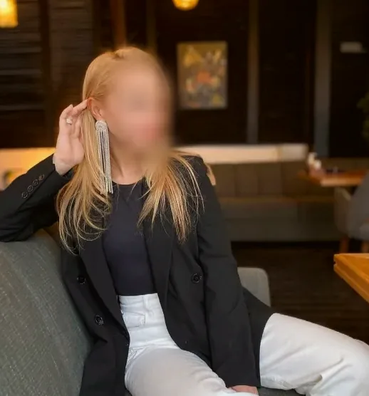 Chiara, 32